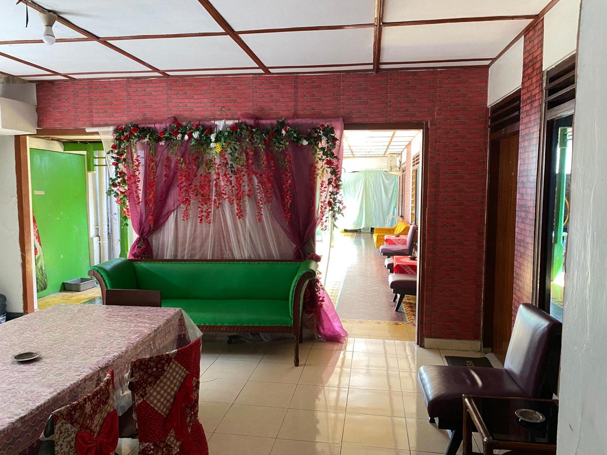 Parikesit Guest House Yogyakarta Kültér fotó