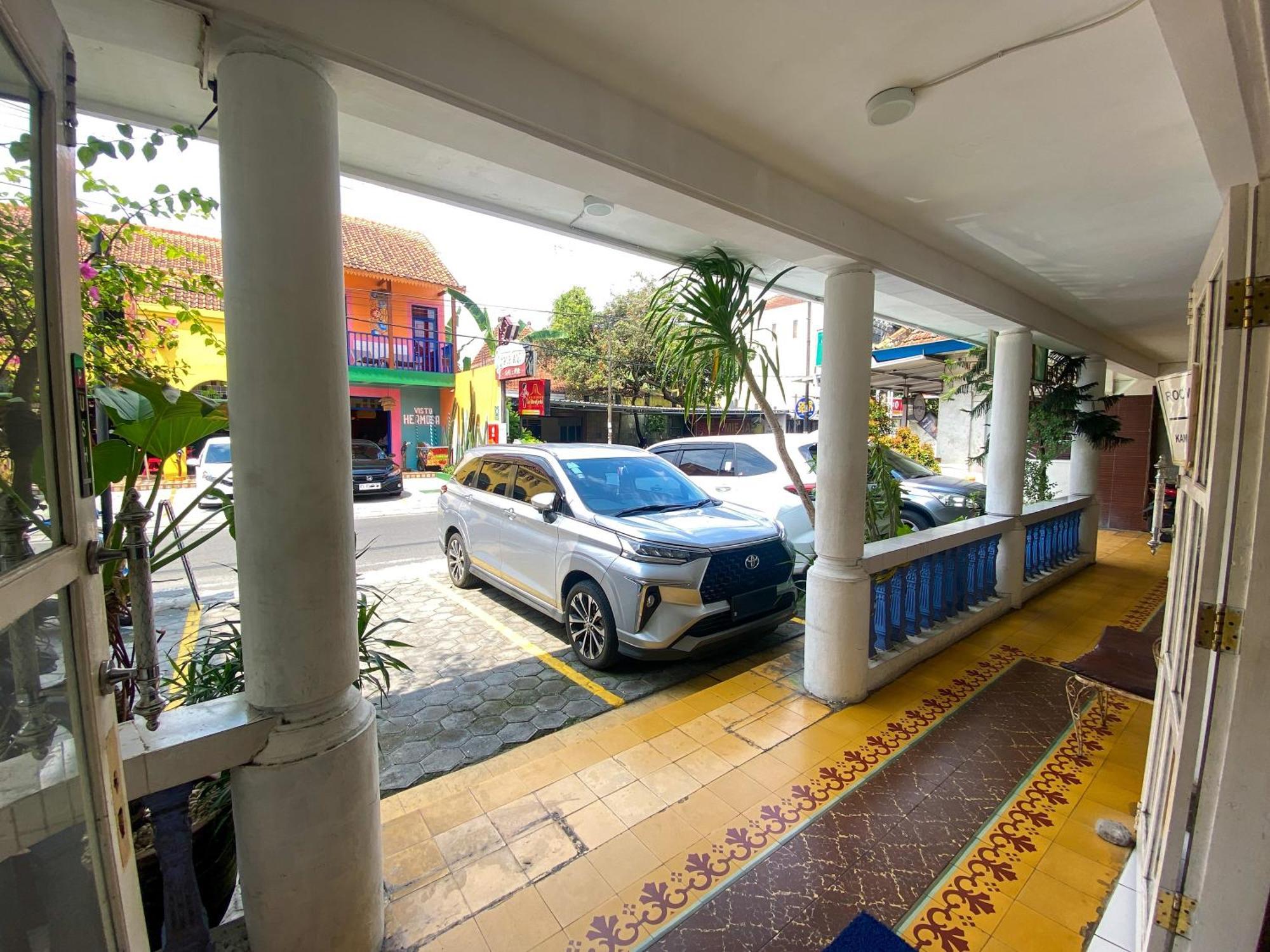 Parikesit Guest House Yogyakarta Kültér fotó